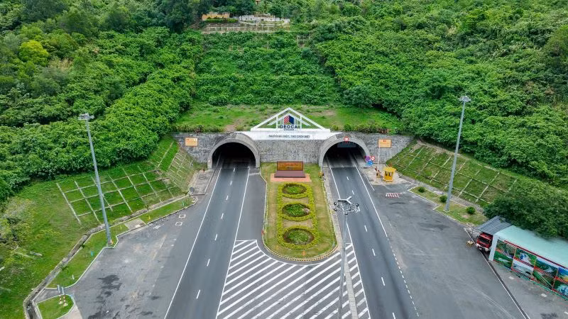 Hầm đường bộ Hải Vân.