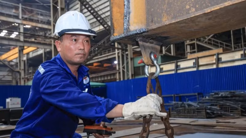 Thợ tàu Bạch Đằng căn chỉnh, lắp ráp tổng đoạn sản phẩm tàu đóng mới.