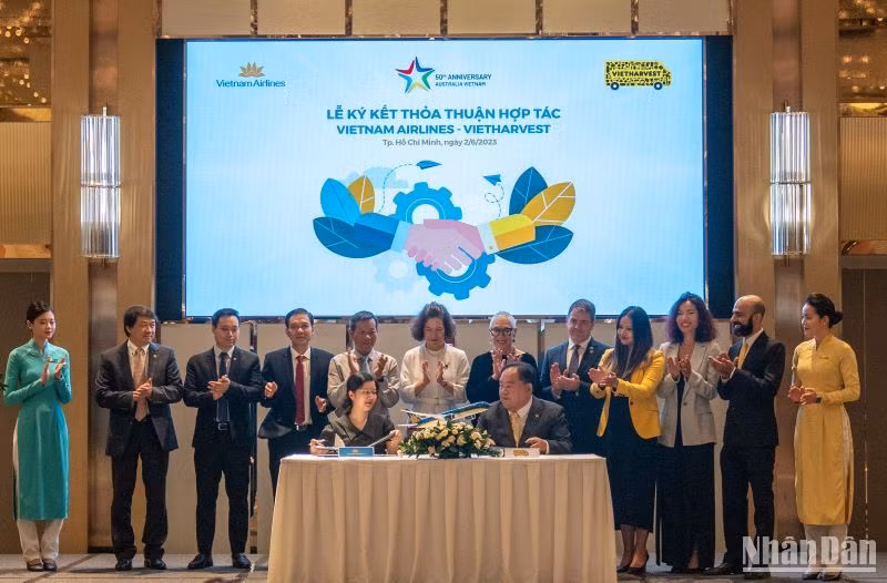 Lễ ký thỏa thuận hợp tác giữa Vietnam Airlines và VietHarvest