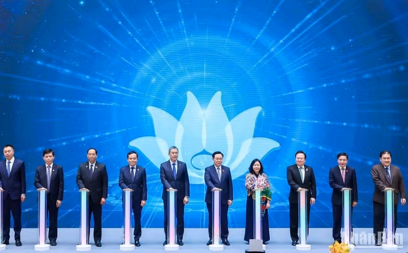 Vietnam Airlines kỷ niệm 30 năm đường bay Việt Nam-Trung Quốc và chào mừng chuyến bay thứ 100.000 trên đường bay này. 