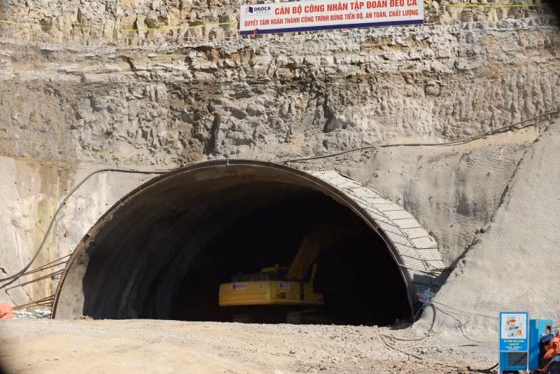 Các kỹ sư, công nhân Tập đoàn Đèo Cả luân phiên làm việc 24/24 để đẩy nhanh tiến độ đào hầm Tuy An.