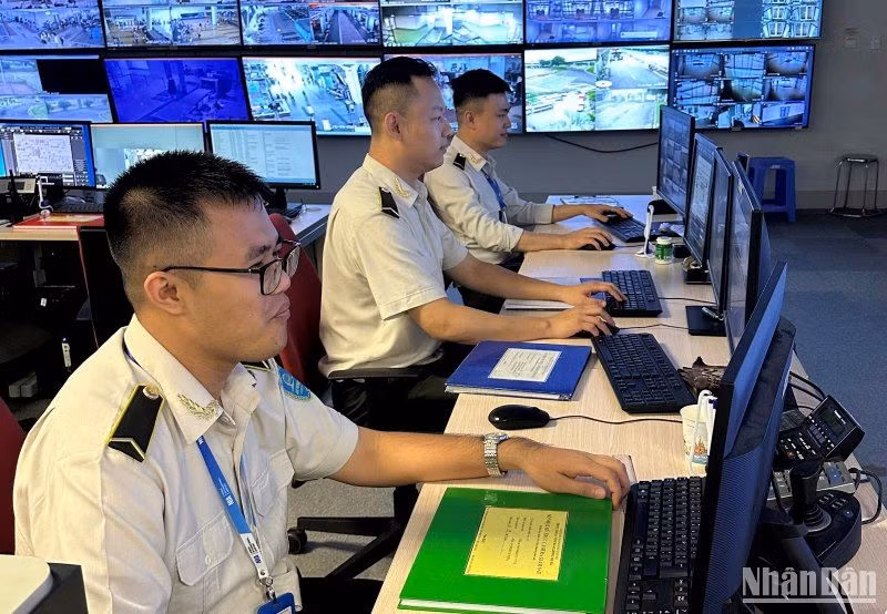 Các nhân viên Đội An ninh cơ động bằng các biện pháp nghiệp vụ đã nhanh chóng vào cuộc, giúp khách tìm ra chiếc ví bị bỏ quên.