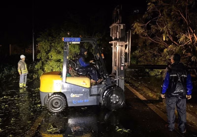 Cán bộ, nhân viên Cảng Hàng không quốc tế Vân Đồn khắc phục hậu quả bão số 3.