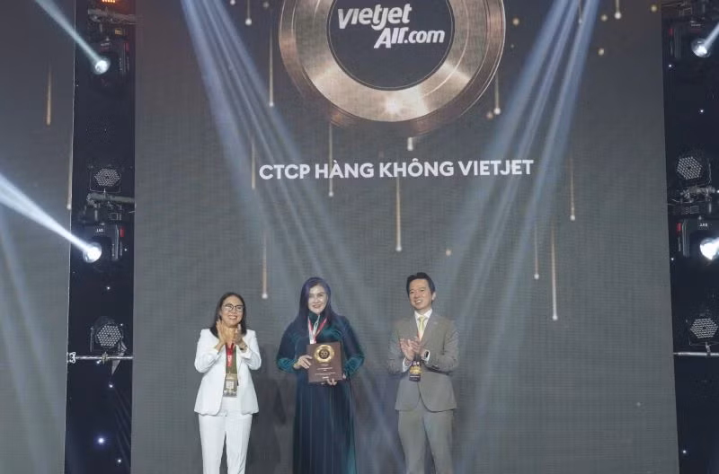 Phó Tổng Giám đốc Vietjet Hồ Ngọc Yến Phương (áo dài xanh, giữa) nhận giải thưởng vinh danh 50 công ty niêm yết tốt nhất Việt Nam 2024