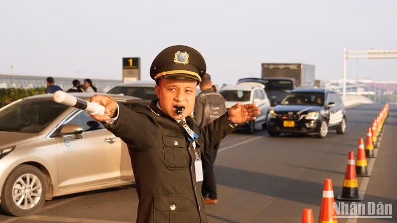 Cảng Hàng không quốc tế Nội Bài triển khai linh hoạt các phương án điều phối, bố trí cán bộ trực tại các khu vực nhạy cảm như sảnh giao thông trước Nhà ga hành khách, làn thu phí sân đỗ,... hạn chế tối đa tình trạng ùn ứ.