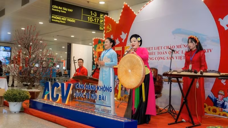 Biểu diễn hát chèo tại Cảng Hàng không quốc tế Nội Bài.