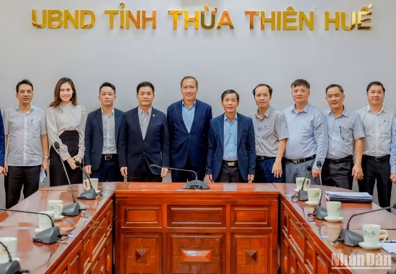 Đại diện Tập đoàn Vietravel, Boeing Việt Nam và lãnh đạo tỉnh Thừa Thiên Huế bàn phương án nghiên cứu xây dựng cơ sở bảo dưỡng, đào tạo, sửa chữa tàu bay.