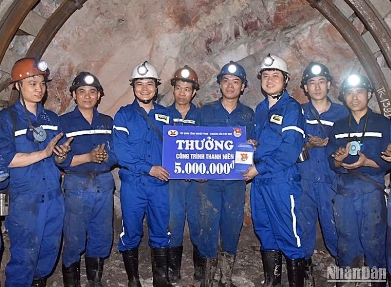 Trao tặng phần thưởng khích lệ đội ngũ thanh niên, người lao động trẻ Tập đoàn Công nghiệp Than-Khoáng sản Việt Nam tham gia các phần việc khó.