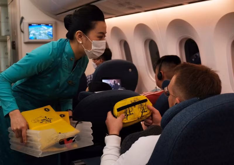 Hành khách được tặng túi được tái chế từ áo phao cũ.