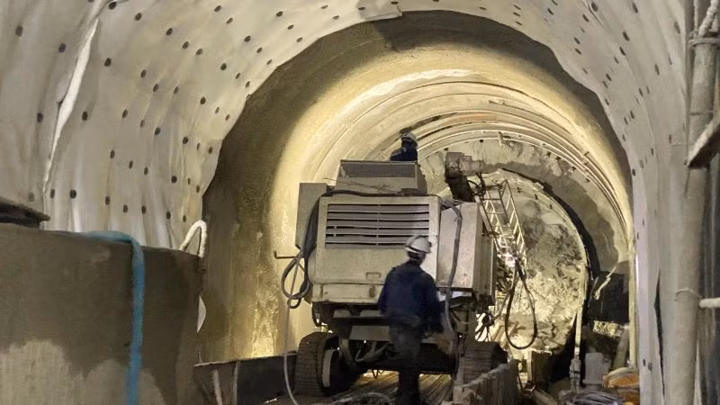 Các đơn vị tập trung nhân lực, phương tiện khắc phục sự cố sạt lở hầm Chí Thạnh.