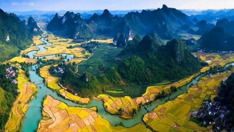 Sông Quây Sơn thuộc huyện Trùng Khánh, tỉnh Cao Bằng được thiên nhiên ban tặng vẻ đẹp hoang sơ, kỳ vỹ, là điểm đến không thể bỏ qua của du khách khi đến Cao Bằng.