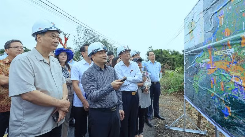Đoàn công tác Ủy ban Kinh tế của Quốc hội khảo sát vị trí dự kiến đặt ga Nam Định trên tuyến đường sắt tốc độ cao.