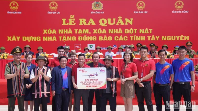 Lãnh đạo Vietjet và Ngân hàng số Vikki trao tặng 500 nhà mới cho các hộ nghèo, cận nghèo trên địa bàn Tây Nguyên.