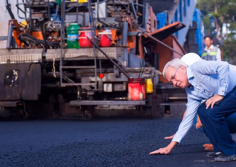 TS Trần Chủng kiểm tra công tác thảm nhựa tại dự án do Đèo Cả thi công.