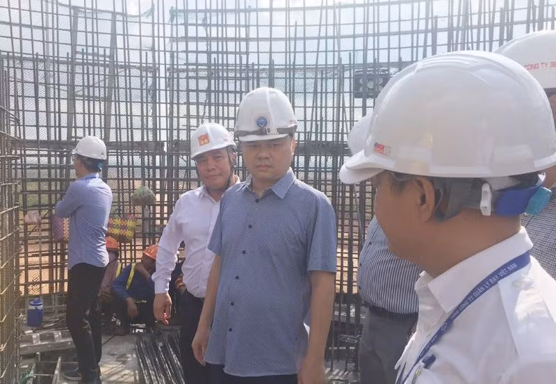 Ông Nguyễn Công Long (áo cộc tay) chỉ đạo các đơn vị thi công tăng tốc tiến độ, giám sát chất lượng hai dự án trọng điểm.