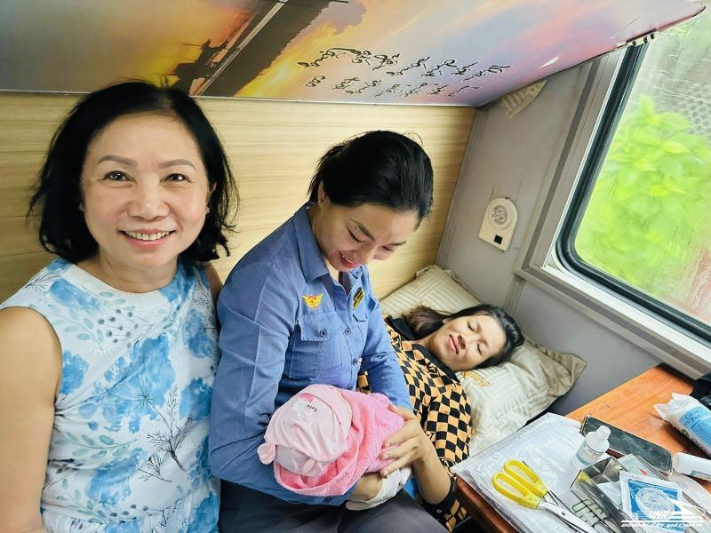 Hành khách Cao Thị Mỹ Duyên đã hạ sinh một bé gái thành công. 