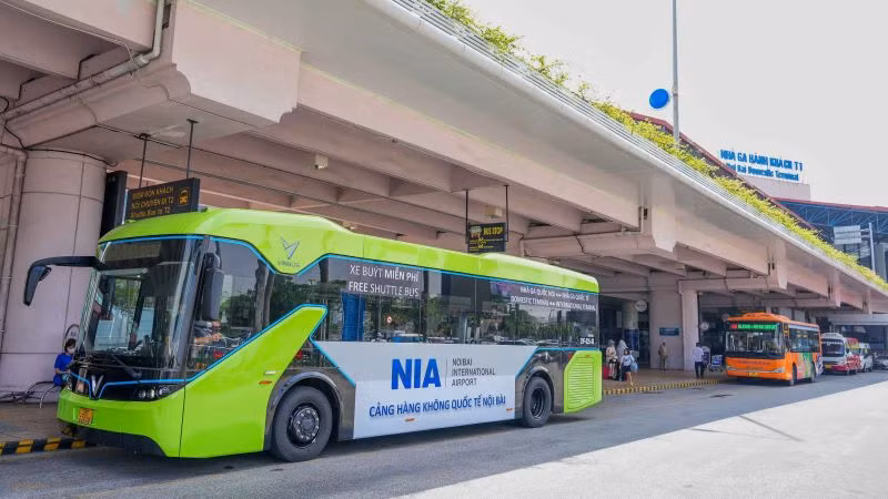 Với xe bus điện nối chuyến miễn phí, hành khách hoàn toàn yên tâm, thoải mái khi di chuyển giữa 2 nhà ga. Với xe bus điện nối chuyến miễn phí, hành khách hoàn toàn yên tâm, thoải mái khi di chuyển giữa 2 nhà ga.