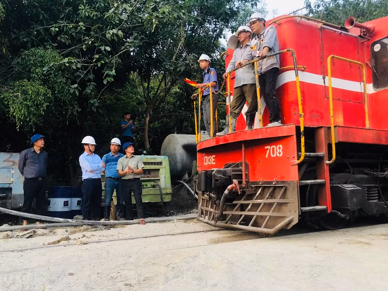 Tàu hàng HH8 kéo theo 18 toa hàng đã thông qua hầm Bãi Gió an toàn.