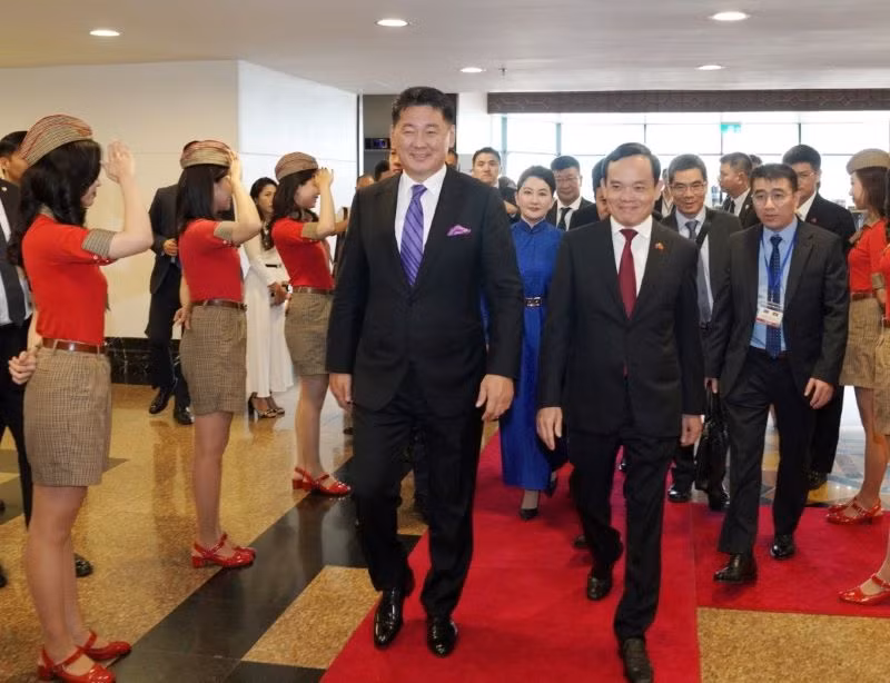 Lễ công bố đường bay kết nối Ulaanbaatar với Nha Trang diễn ra trang trọng trước sự chứng kiến của Tổng thống Mông Cổ Ukhnaagiin Khurelsukh, Phó Thủ tướng Trần Lưu Quang.