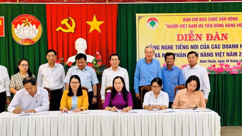 Đại diện Central Retail (ngoài cùng bên phải) tham gia ký kết thi đua Hỗ trợ đưa sản phẩm OCOP, đặc thù tỉnh Ninh Thuận vào chuỗi cung ứng của hệ thống các siêu thị.