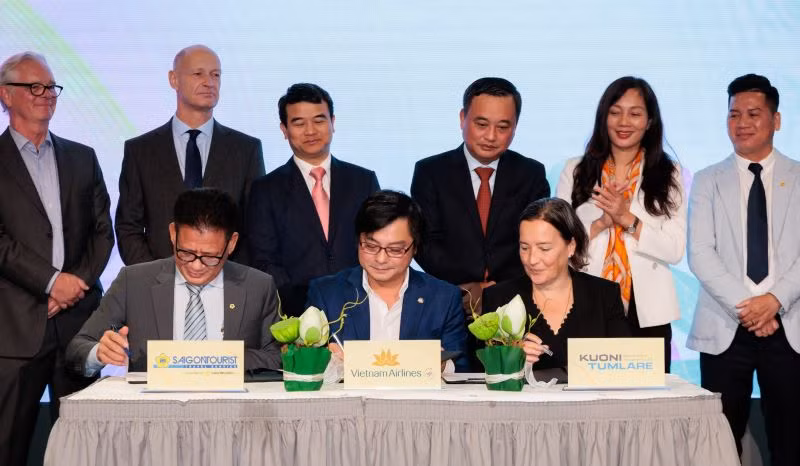 Vietnam Airlines ký biên bản ghi nhớ hợp tác với Saigontourist Travel và Kuoni Global Travel Services Limited. Vietnam Airlines ký biên bản ghi nhớ hợp tác với Saigontourist Travel và Kuoni Global Travel Services Limited.