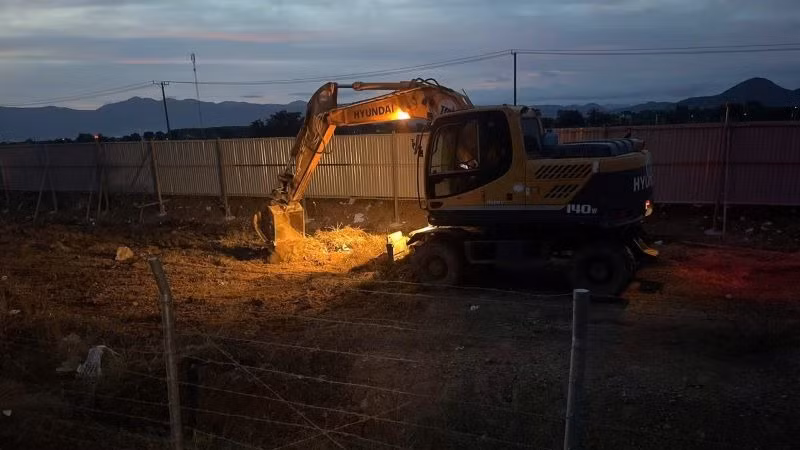 Triển khai thi công "3 ca, 4 kíp" san lấp mặt bằng, triển khai trạm dừng nghỉ tạm phục vụ người dân trong dịp Tết Nguyên đán.