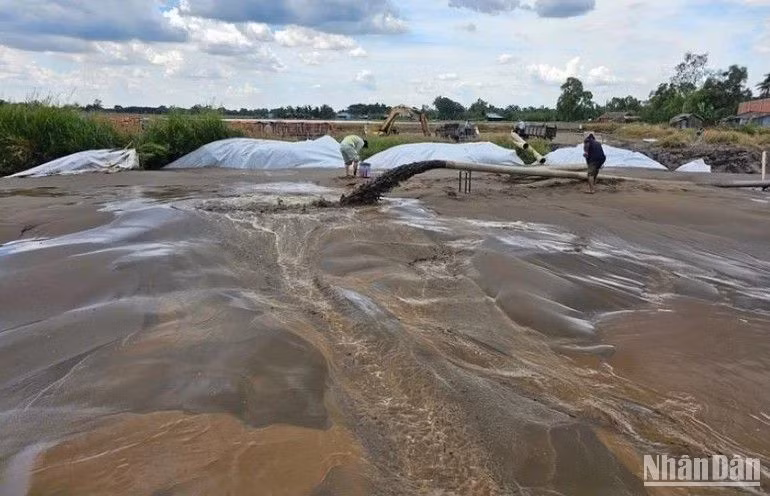 Nguồn cát biển Sóc Trăng sử dụng thí điểm đắp nền đường tại dự án đường cao tốc Hậu Giang-Cà Mau.