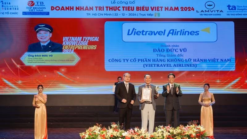 Trao giải thưởng "Doanh nhân trí thức tiêu biểu Việt Nam" cho Tổng Giám đốc Vietravel Airlines, doanh nhân Đào Đức Vũ.