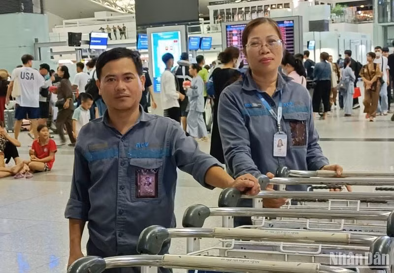 Anh Trần Xuân Thăng, nhân viên xe đẩy, thuộc Trung tâm Khai thác ga Nội Bài phát hiện 1 chiếc túi màu nâu treo trên xe.