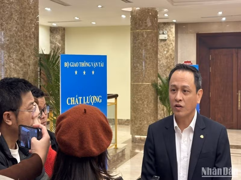 Ông Lê Hồng Hà, Tổng Giám đốc Vietnam Airlines trả lời phỏng vấn báo chí bên lề Hội nghị tổng kết Bộ Giao thông vận tải sáng 28/12.
