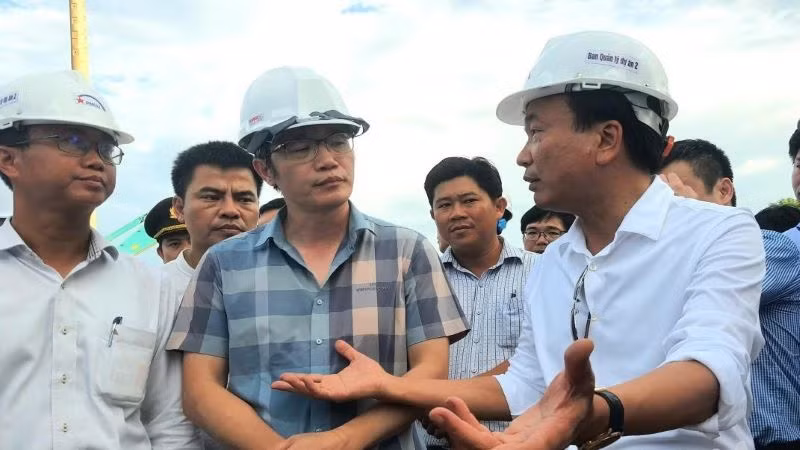 Thứ trưởng Giao thông vận tải Nguyễn Danh Huy và Chủ tịch UBND tỉnh Quảng Ngãi Đặng Văn Minh kiểm tra hiện trường dự án cao tốc Quảng Ngãi-Hoài Nhơn.