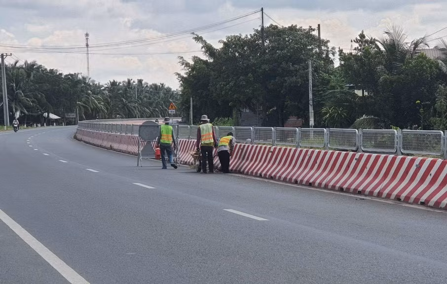 Dự án đầu tư xây dựng tuyến tránh quốc lộ 1 đoạn qua thành phố Cà Mau có tổng chiều dài khoảng 14,3km; quy mô và tiêu chuẩn kỹ thuật phần đường theo tiêu chuẩn đường cấp III đồng bằng, vận tốc thiết kế 80km/giờ Dự án đầu tư xây dựng tuyến tránh quốc lộ 1 đoạn qua thành phố Cà Mau có tổng chiều dài khoảng 14,3km; quy mô và tiêu chuẩn kỹ thuật phần đường theo tiêu chuẩn đường cấp III đồng bằng, vận tốc thiết kế 80km/giờ