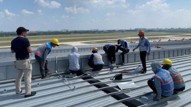 Nhà thầu khắc phục hiện tượng mưa dột trên mái, tuy nhiên vẫn chưa triệt để. Nhà thầu khắc phục hiện tượng mưa dột trên mái, tuy nhiên vẫn chưa triệt để.