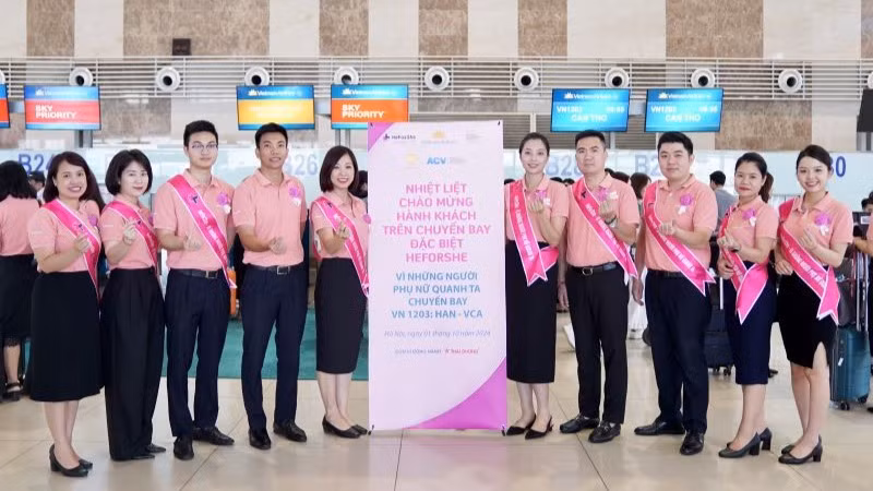 Vietnam Airlines cũng đã đồng hành cùng UN Women tổ chức chuyến bay màu hồng HeForShe mang thông điệp “Vì những người phụ nữ quanh ta".
