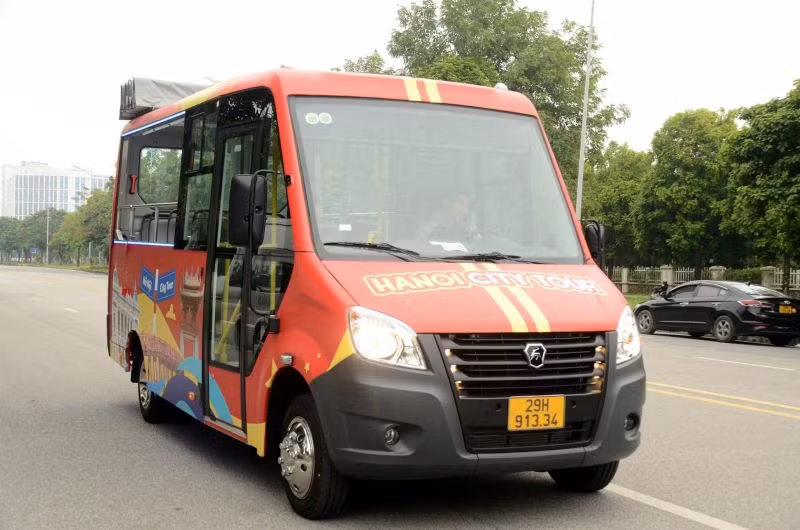 Xe buýt nhỏ 1 tầng thoáng nóc, sức chứa 20 chỗ thuộc tuyến "Thăng Long thắng cảnh".