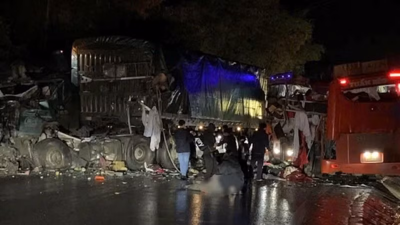 Hiện trường vụ tai nạn đặc biệt nghiêm trọng tại Sơn La.