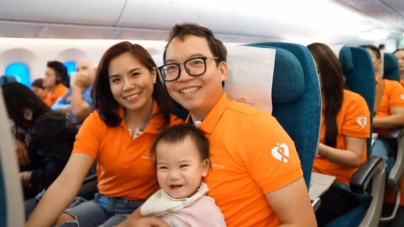 Trên chuyến bay, toàn bộ hành khách nhận được những phần quà ý nghĩa như chiếc áo màu cam có logo của Vietnam Airlines.