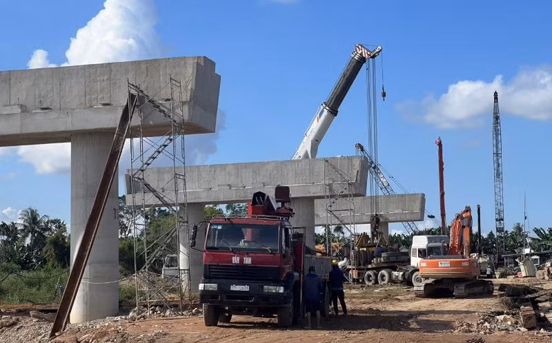 Nhà thầu tổ chức thi công hạng mục cầu.