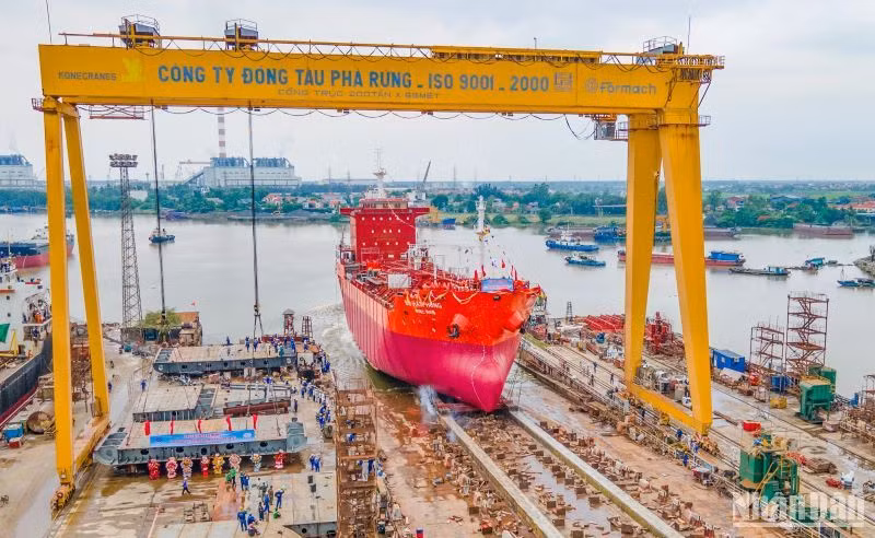 Công ty Đóng tàu Phà Rừng hạ thủy tàu chở dầu/hóa chất trọng tải 13.000DWT ký hiệu vỏ YN-01 mang tên “BS HAI PHONG” xuất khẩu sang Hàn Quốc.