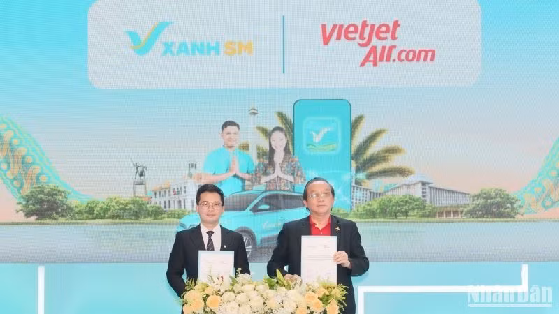 Hãng hàng không Vietjet và Xanh SM vừa ký hợp tác chiến lược để phát triển đa dạng các dịch vụ tiện ích dành cho người dân và du khách, quảng bá du lịch, thu hút đầu tư tại Việt Nam, Indonesia và cả khu vực.