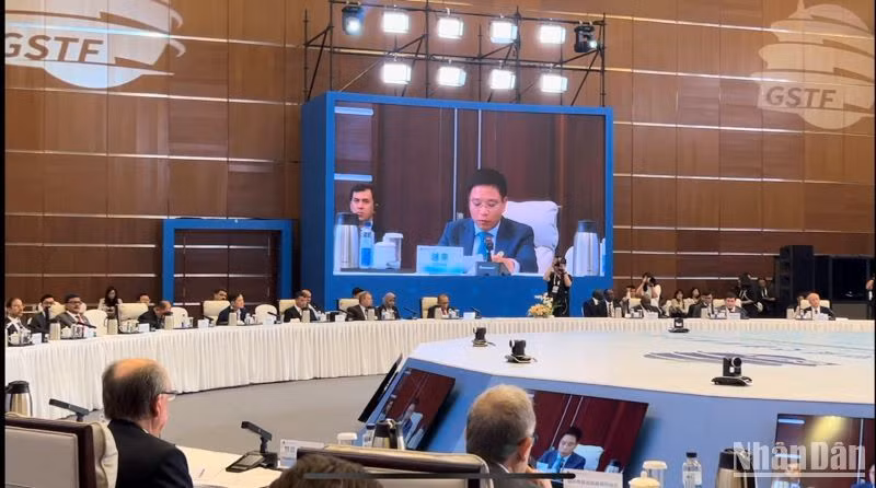 Các đại biểu tham dự Diễn đàn cấp cao giao thông bền vững toàn cầu tổ chức tại Bắc Kinh (Trung Quốc) trong các ngày từ 25 đến 27/9.