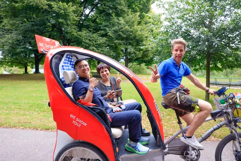 Khách du lịch Việt Nam trải nghiệm dịch vụ xe đạp (tương tự như xe xích lô ở Việt Nam).