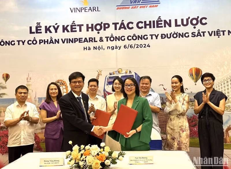 Tổng công ty Đường sắt Việt Nam ký thỏa thuận hợp tác chiến lược với Công ty cổ phần Vinpearl nhằm thúc đẩy phát triển các điểm đến du lịch tại Việt Nam.