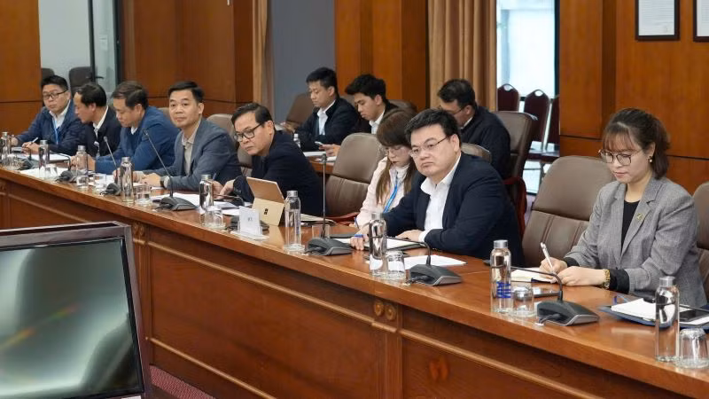 Ông Tô Tử Hà, Giám đốc Cảng Hàng không quốc tế Nội Bài (thứ 2 từ phải sang) phát biểu ý kiến chỉ đạo.