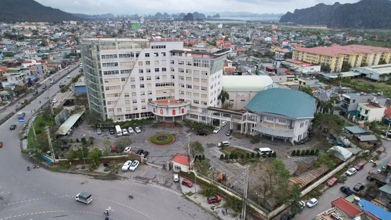 Cán bộ, công nhân viên Công ty Than Thống Nhất khắc phục hư hỏng sau bão, khôi phục hoạt động sản xuất.