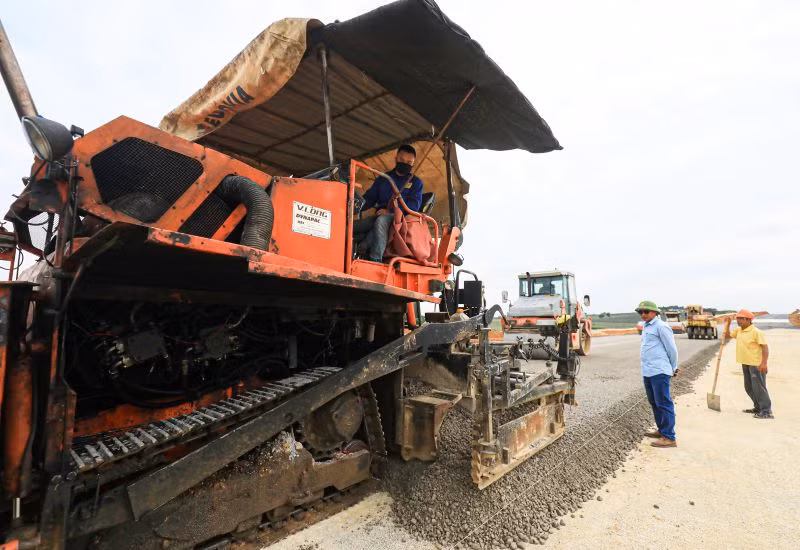 Các đơn vị tiến hành thảm lớp cấp phối đá dăm trên tuyến cao tốc bắc-nam.