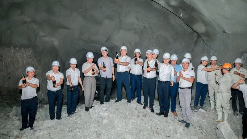 Đại diện chủ đầu tư và cán bộ, kỹ sư Tập đoàn Đèo Cả chúc mừng nhánh phải hầm số 3 đã được đào thông.