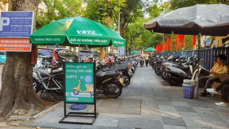 Một điểm trông giữ xe máy ứng dụng công nghệ thu phí đỗ xe không dùng tiền mặt.