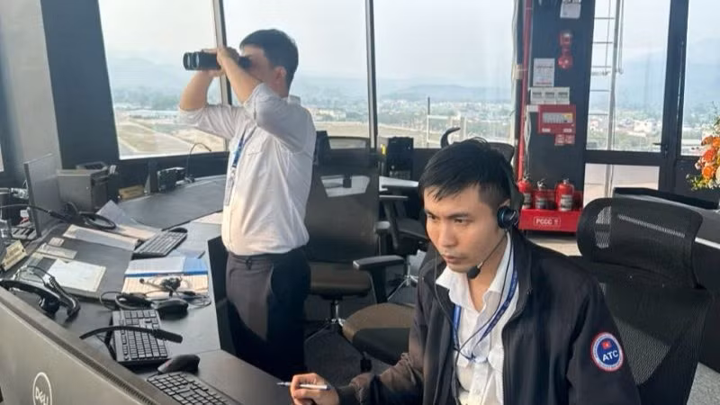 Kiểm soát viên không lưu điều hành bay.
