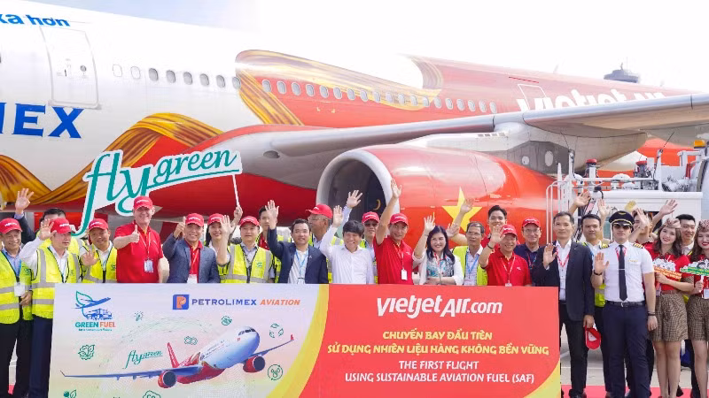 Chuyến bay đầu tiên được tra nạp nhiên liệu SAF tại Việt Nam do Vietjet khai thác cất cánh sáng nay từ sân bay Tân Sơn Nhất đến Melbourne (Australia).